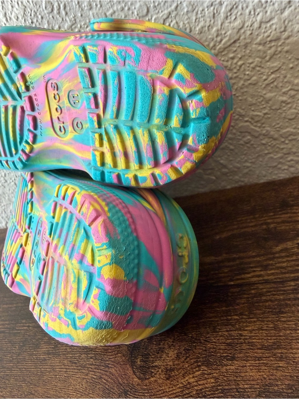 Crocs Girls 11 Classic Marbled Tie Dye Clogs Digital Aqua Multi Unique Charms - Picture 11 of 12